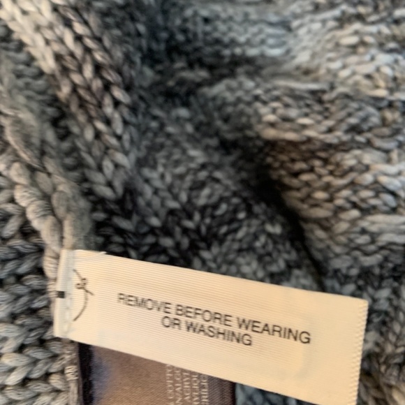 Gorgeous abs snuggly Ann Taylor sweater. Never worn. Retsil 140 - Picture 3 of 5